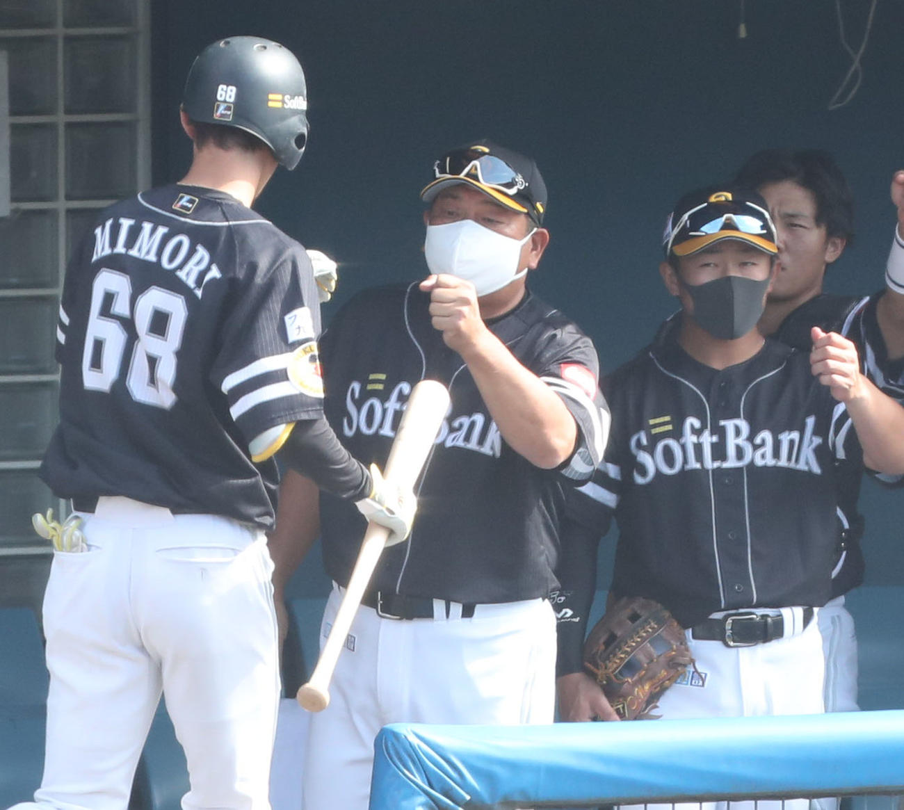 楽天対ソフトバンク　1回表ソフトバンク無死、三森大貴は右越えに先制本塁打を放つ、ベンチで迎える藤本博史監督（撮影・梅根麻紀）