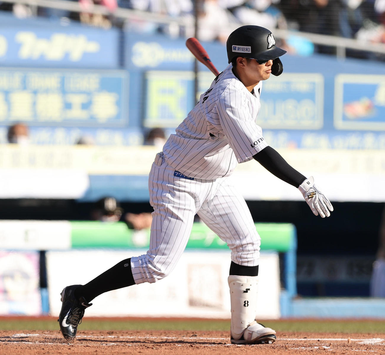 ロッテ対日本ハム　3回裏ロッテ2死二、三塁、空振り三振に倒れる中村奨（撮影・垰建太）