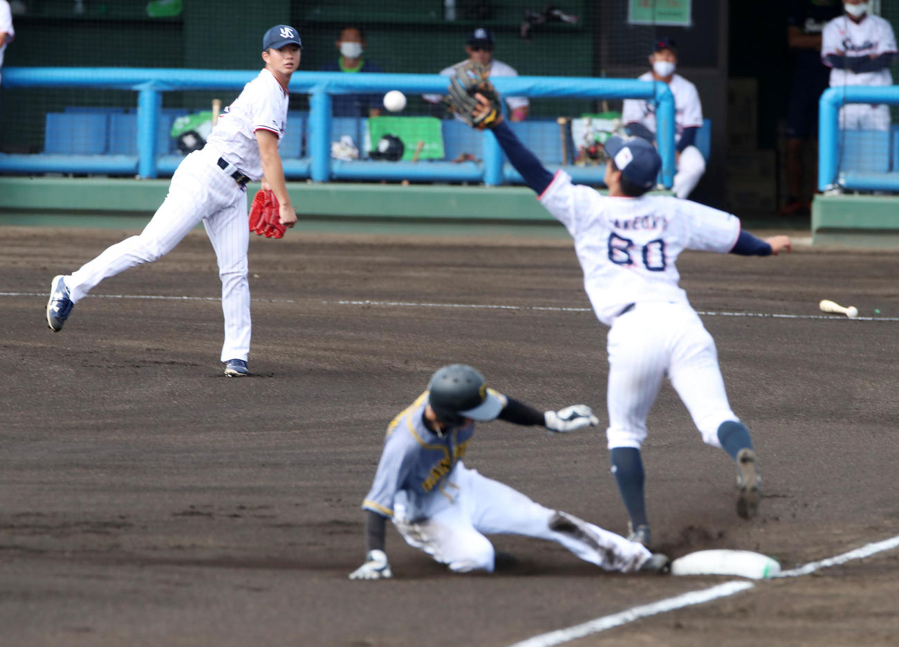 ヤクルト対阪神　1回表阪神無死一、二塁、木沢は小野寺の打球を三塁へ悪送球し失点する。二塁走者は島田（撮影・加藤哉）