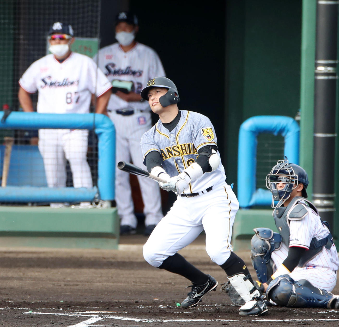 ヤクルト対阪神　1回表阪神1死三塁、原口は左越え適時二塁打を放つ（撮影・加藤哉）