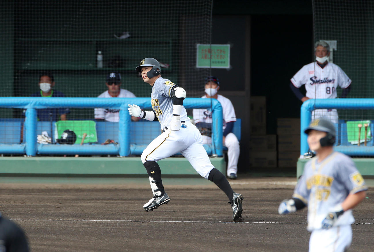 ヤクルト対阪神　1回表阪神1死三塁、原口は左越え適時二塁打を放つ（撮影・加藤哉）