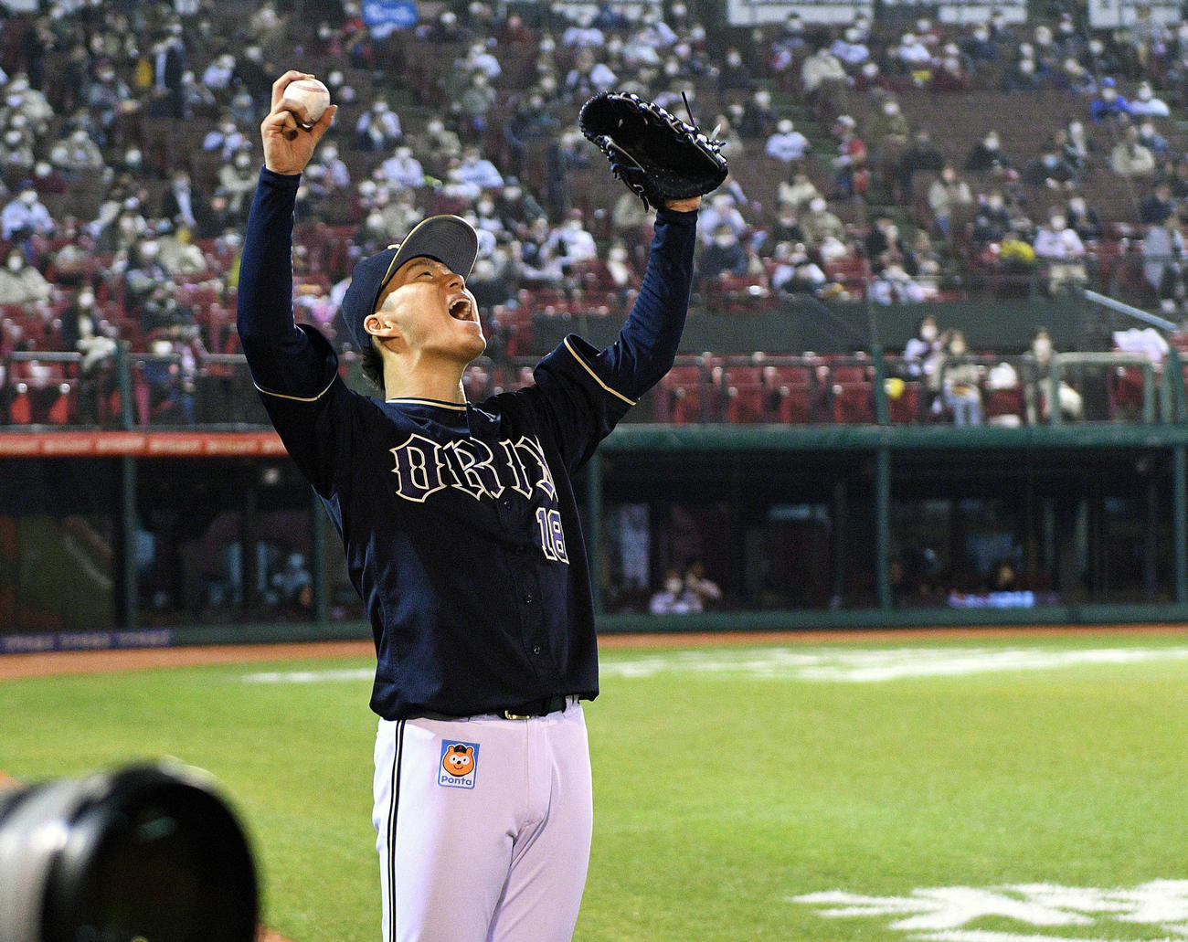 楽天対オリックス　7回表オリックス2死一、三塁、紅林の右前適時打にベンチ前でガッツポーズで喜ぶ山本由伸（2021年10月25日撮影）