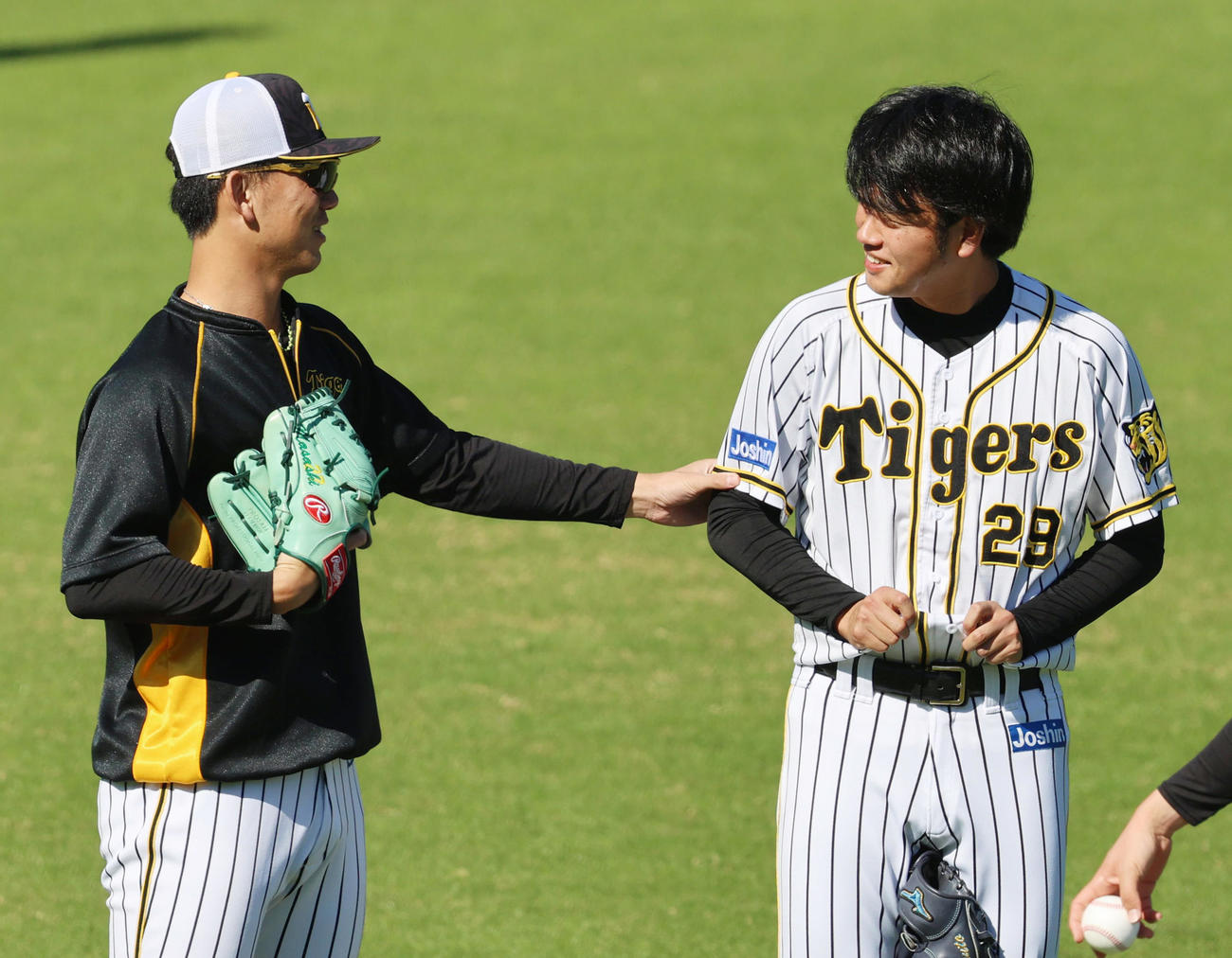 キャッチボールを前に話す阪神伊藤将（左）と高橋（撮影・清水貴仁）