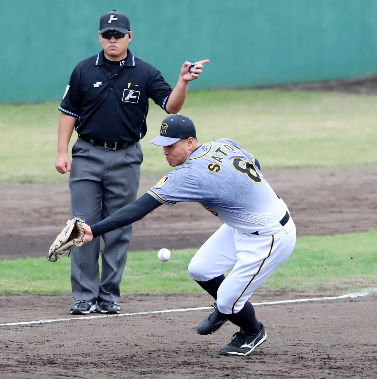 ヤクルト対阪神　9回裏ヤクルト無死、佐藤輝は松本直の打球をエラーする（撮影・加藤哉）
