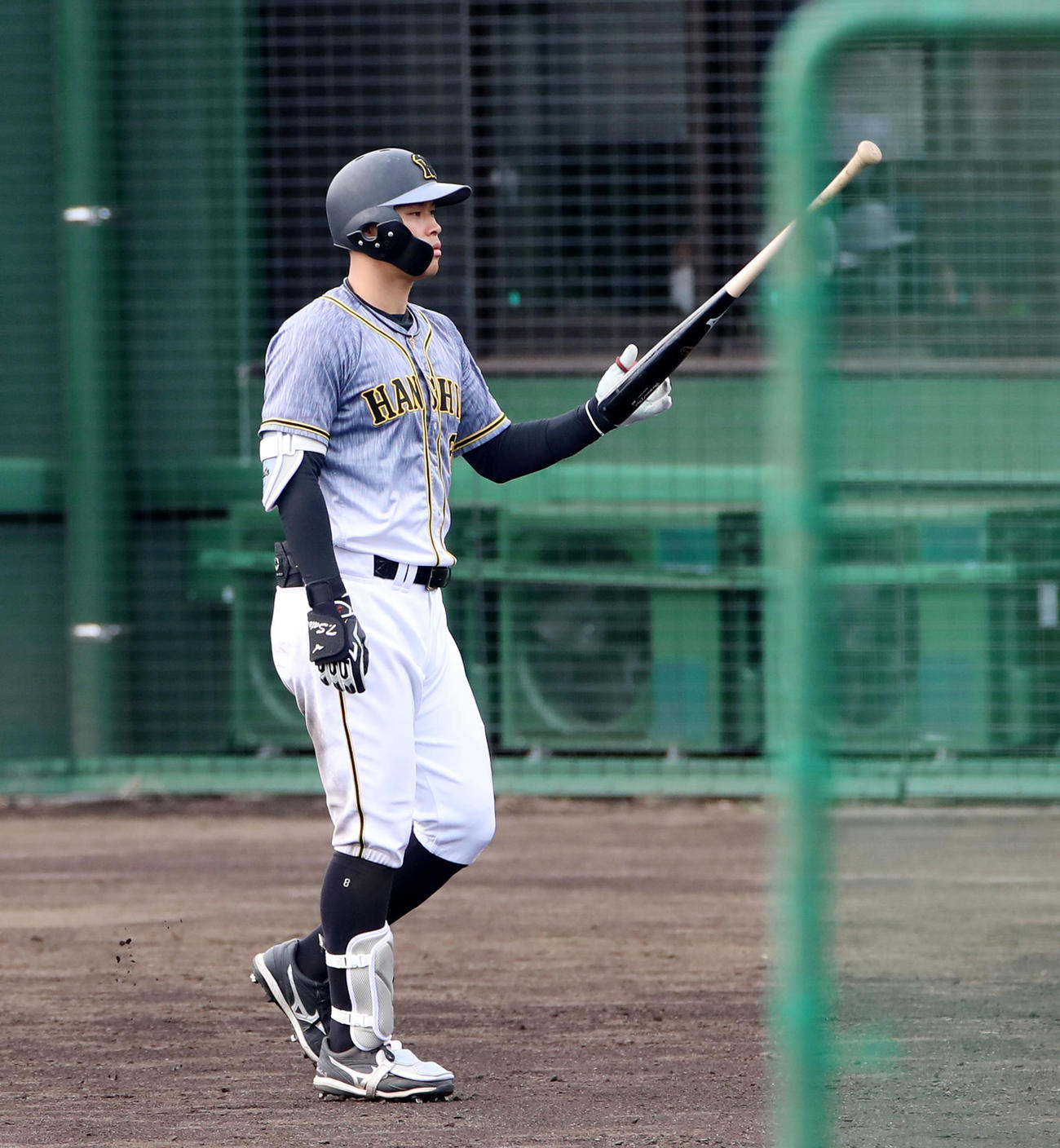フェニックス・リーグのヤクルト戦、佐藤輝は三振に倒れベンチへ引き揚げる（撮影・加藤哉）