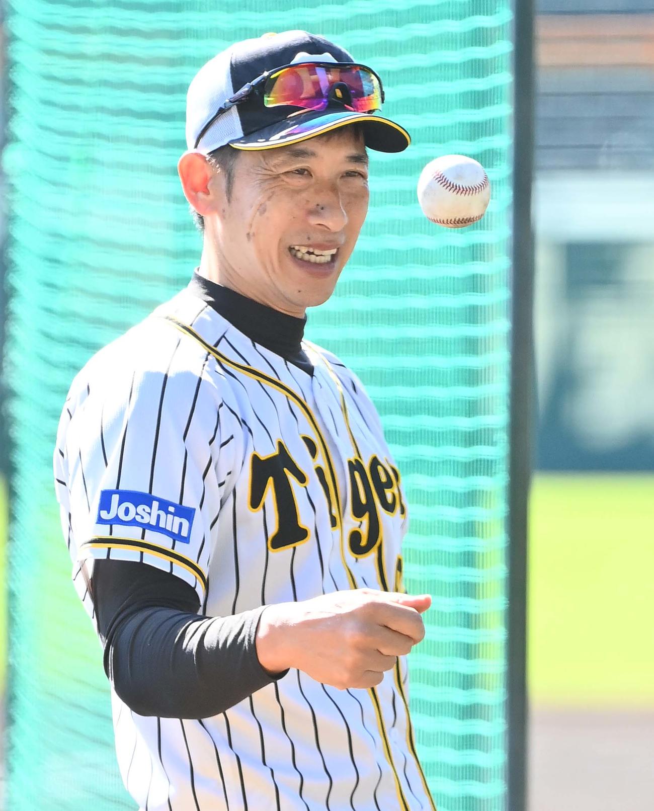 笑顔を見せる矢野監督（撮影・上田博志）