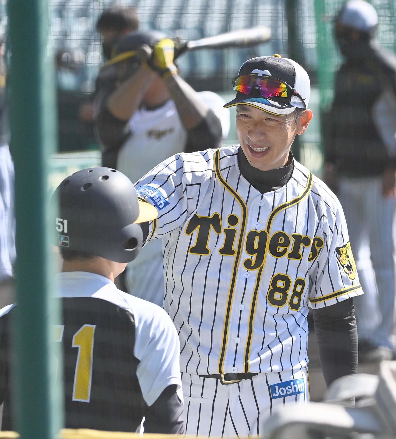 ふっくらとした中野の顔に手をやり声を掛ける矢野監督（撮影・上田博志）