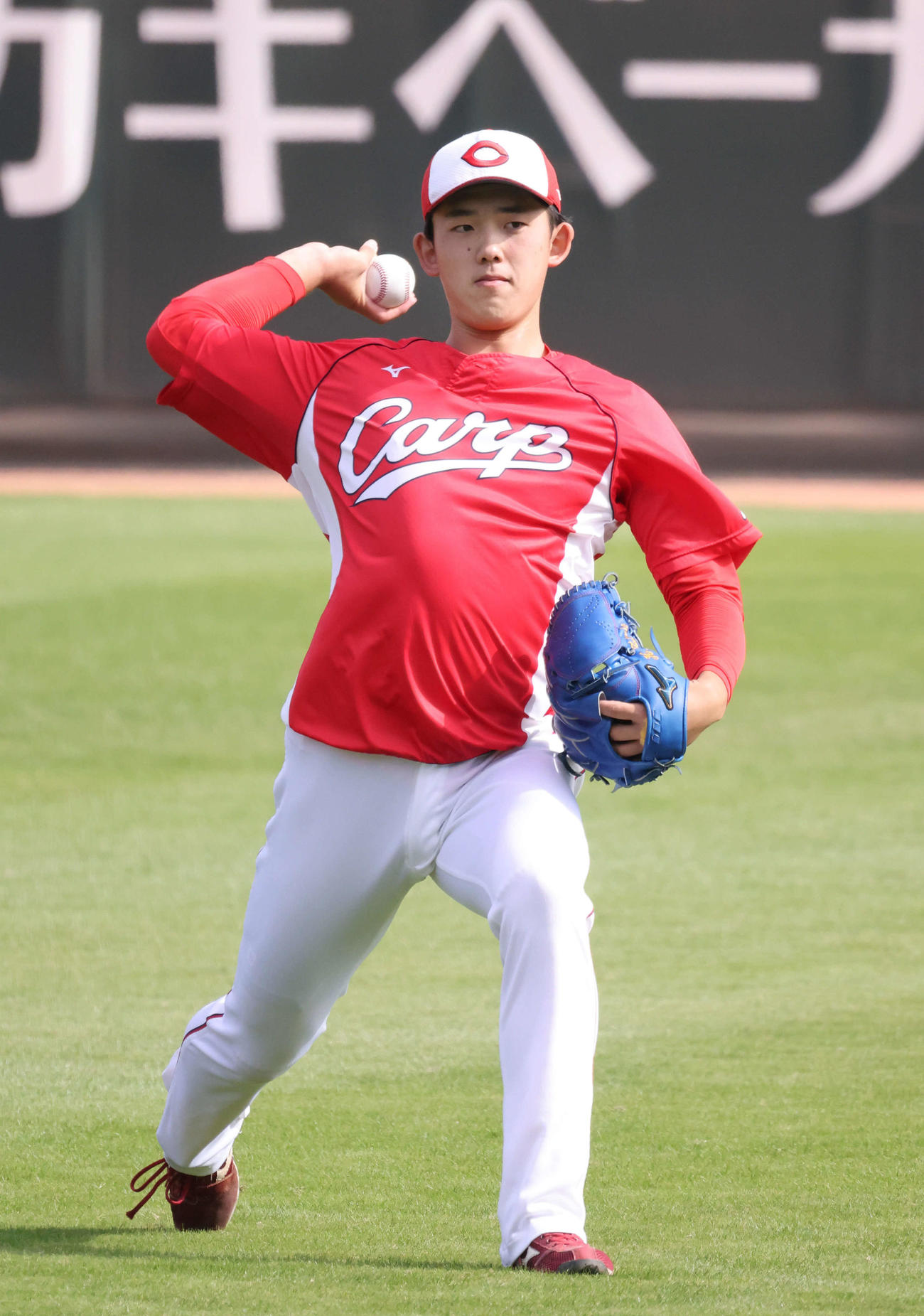 30日、キャッチボールをする広島小林（撮影・加藤孝規）