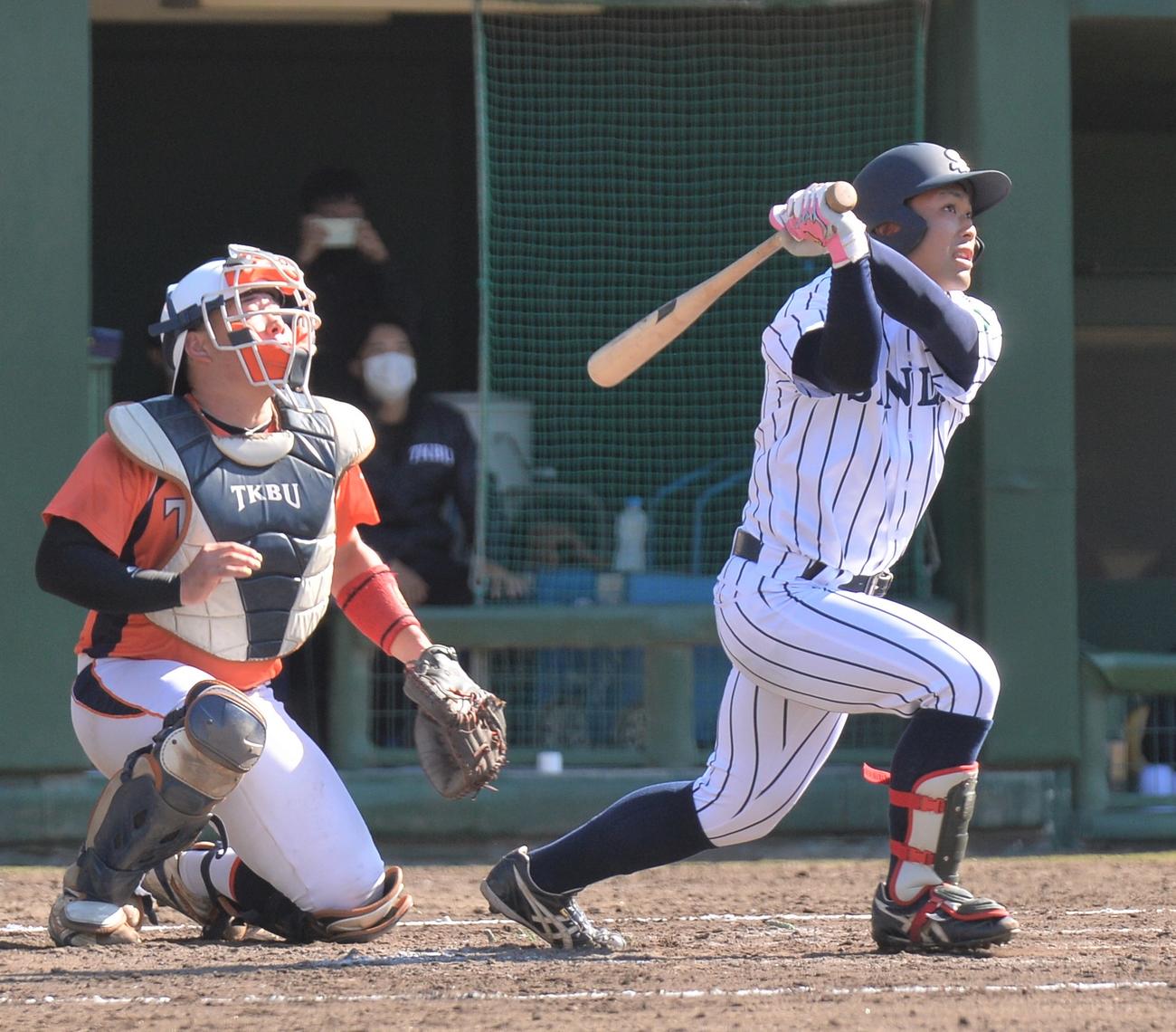 3回、先制の適時三塁打を放つ仙台大・益子