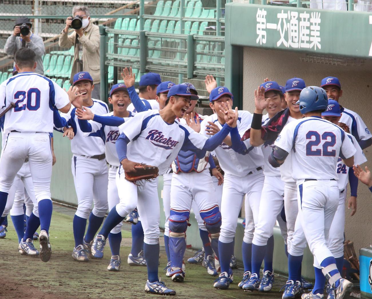 北九大対日本文理大　5回表、新原（右端）の左越え2点本塁打で盛り上がるベンチ（撮影・菊川光一）