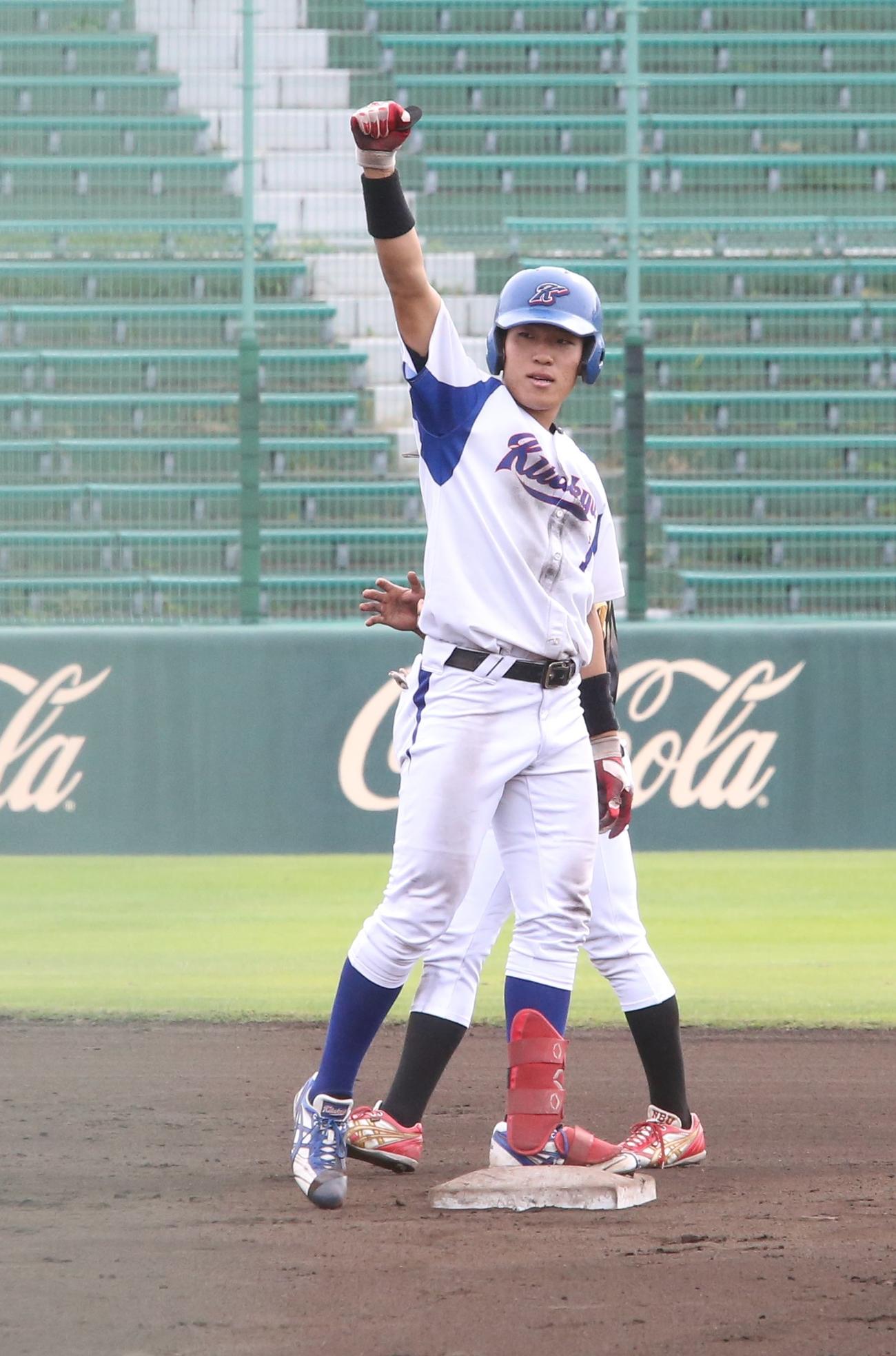 北九大対日本文理大　7回表、適時二塁打を放ちガッツポーズする木村（撮影・菊川光一）