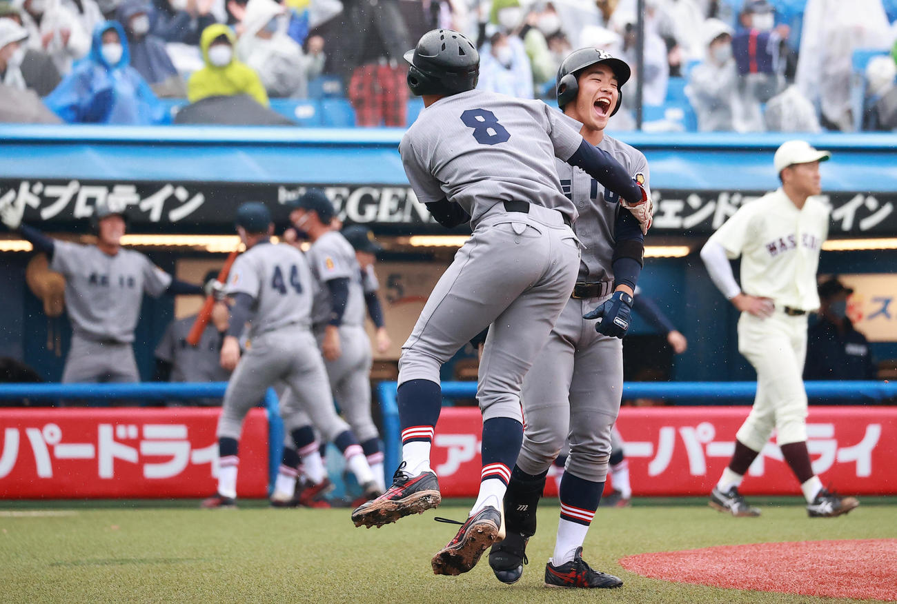 慶大対早大　7回表、2点を奪い盛り上がる慶大の選手たち（撮影・野上伸悟）
