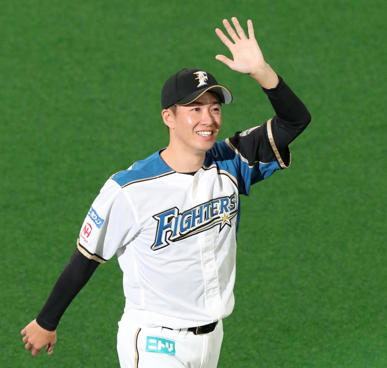 引退セレモニーでスタンドに手を振る斎藤佑樹（2021年10月17日撮影）