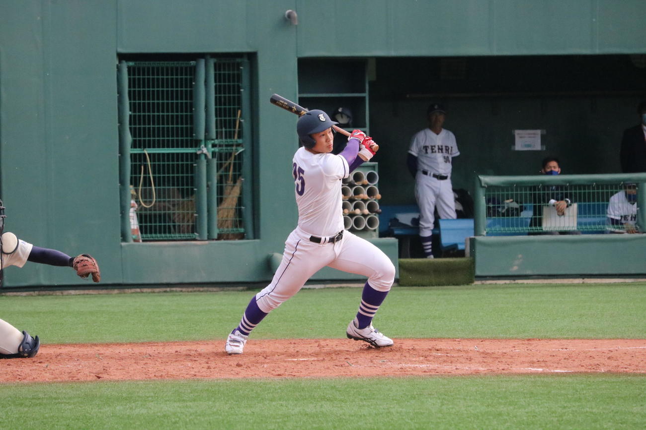 天理大3回表1死満塁、近藤遼一内野手が右翼に勝ち越し犠飛を放つ（撮影・林亮佑）