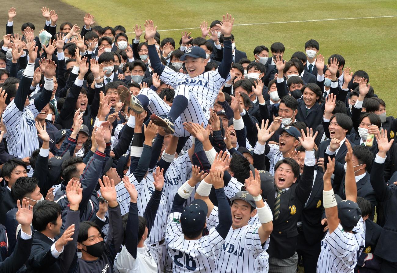 仙台大対富士大　優勝を決め、胴上げでナインと喜びを分かち合う仙台大・森本監督（撮影・佐藤究）