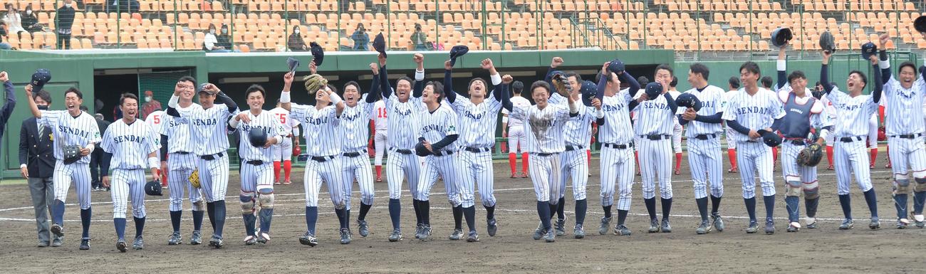 仙台大対富士大　優勝を決め笑顔を見せる仙台大ナイン（撮影・佐藤究）