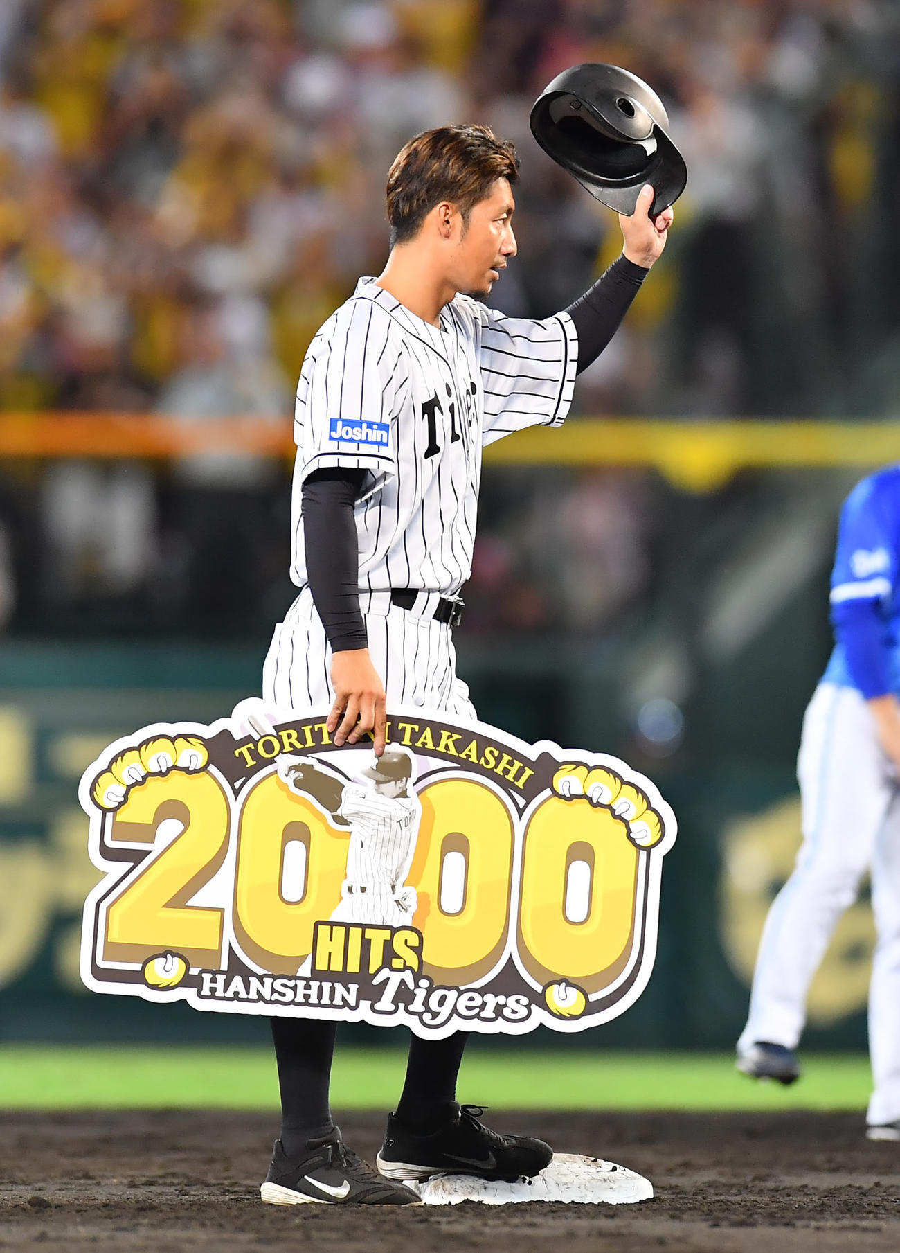17年9月8日、2000安打となる二塁打を放った阪神鳥谷はボードを手にファンの歓声にヘルメットを上げて応える