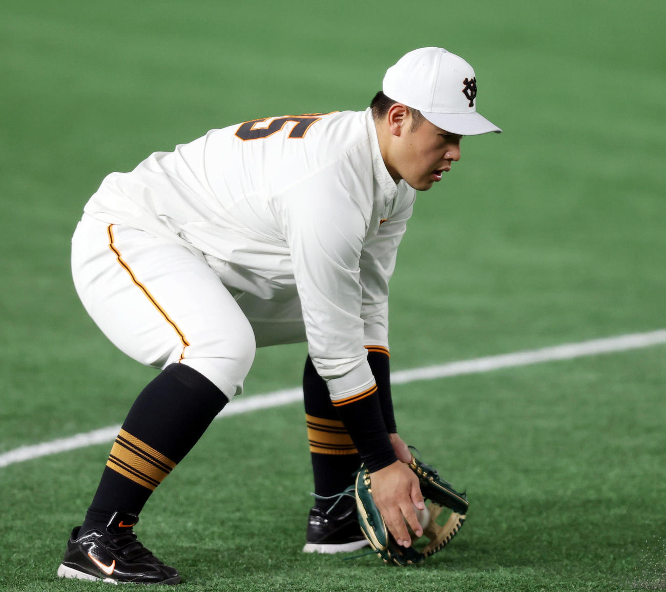 東京ドームでの全体練習でノックを受ける岡本和（撮影・狩俣裕三）