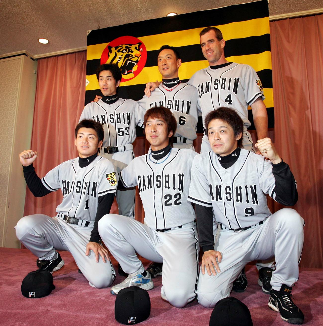 2006サンヨーオールスターゲーム球宴ファン投票選出選手発表　会見でポーズを決める鳥谷敬（前列左）