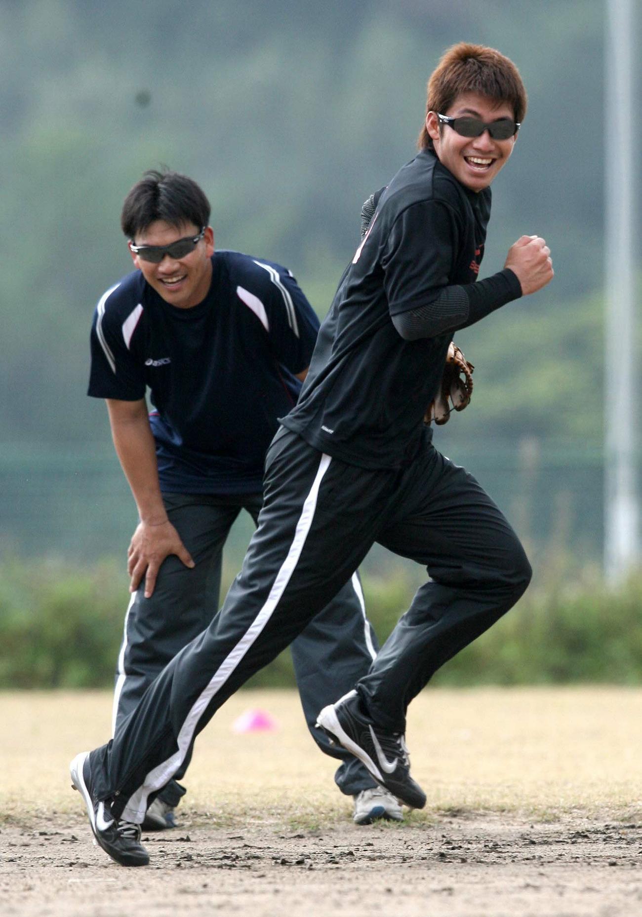 08年　当時パドレス・井口資仁（奥）との合同自主トレを行い笑顔の鳥谷敬