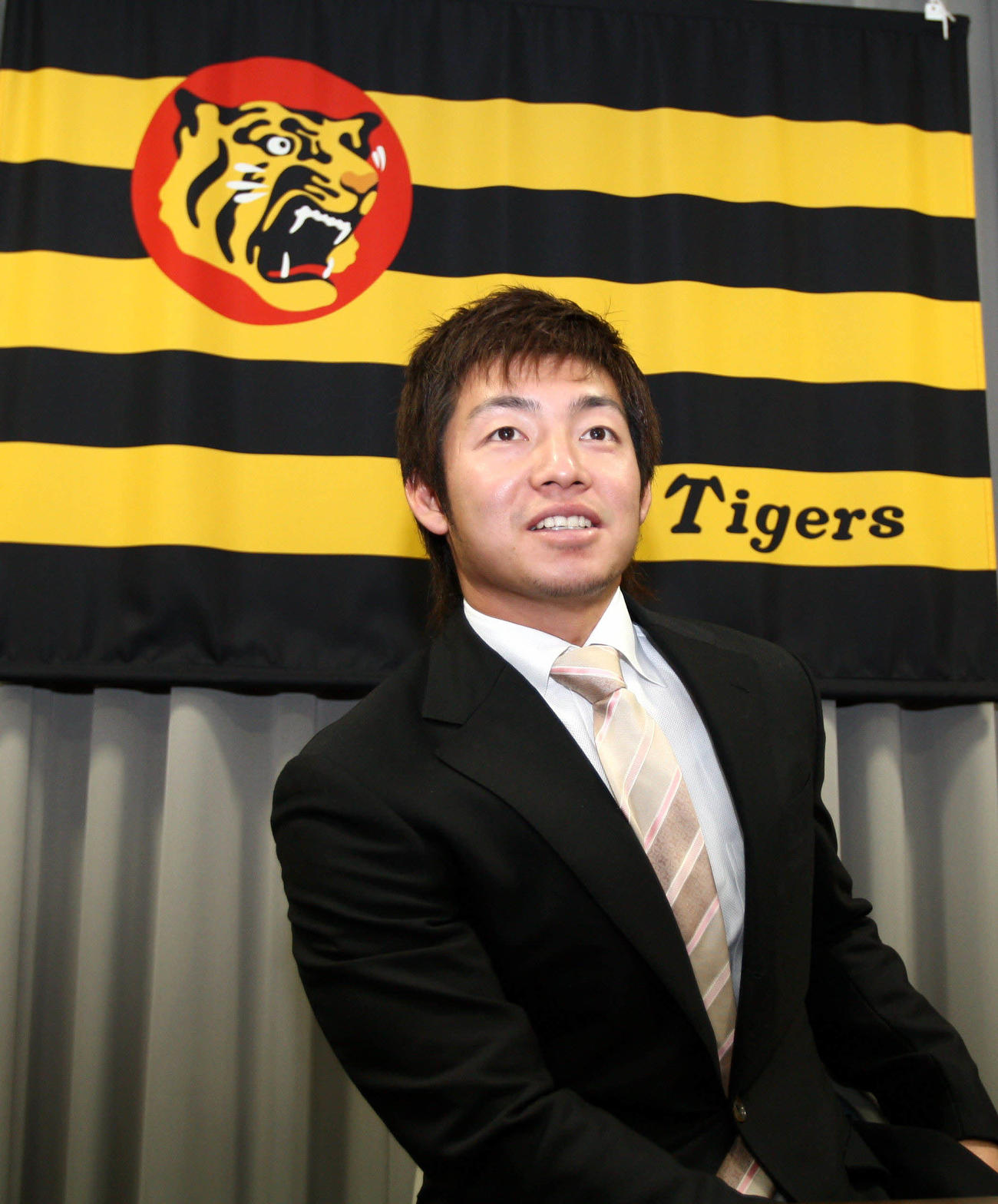 08年12月　契約更改を終えた鳥谷敬は1億円の大台を越え会見でも笑顔を見せる