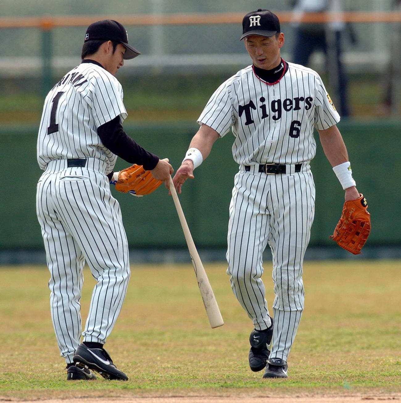 04年2月　春季キャンプ初日　金本知憲（右）とペッパーを行う鳥谷敬（撮影・加藤仁）