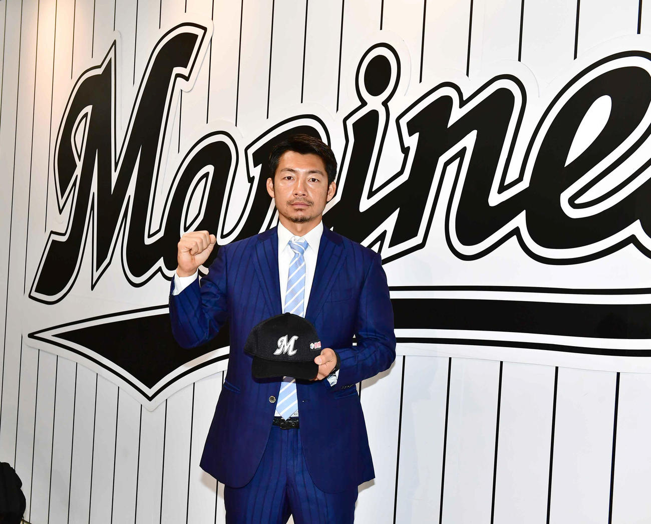 20年3月　入団会見に臨んだ鳥谷はロッテの帽子を手に記念撮影に臨む