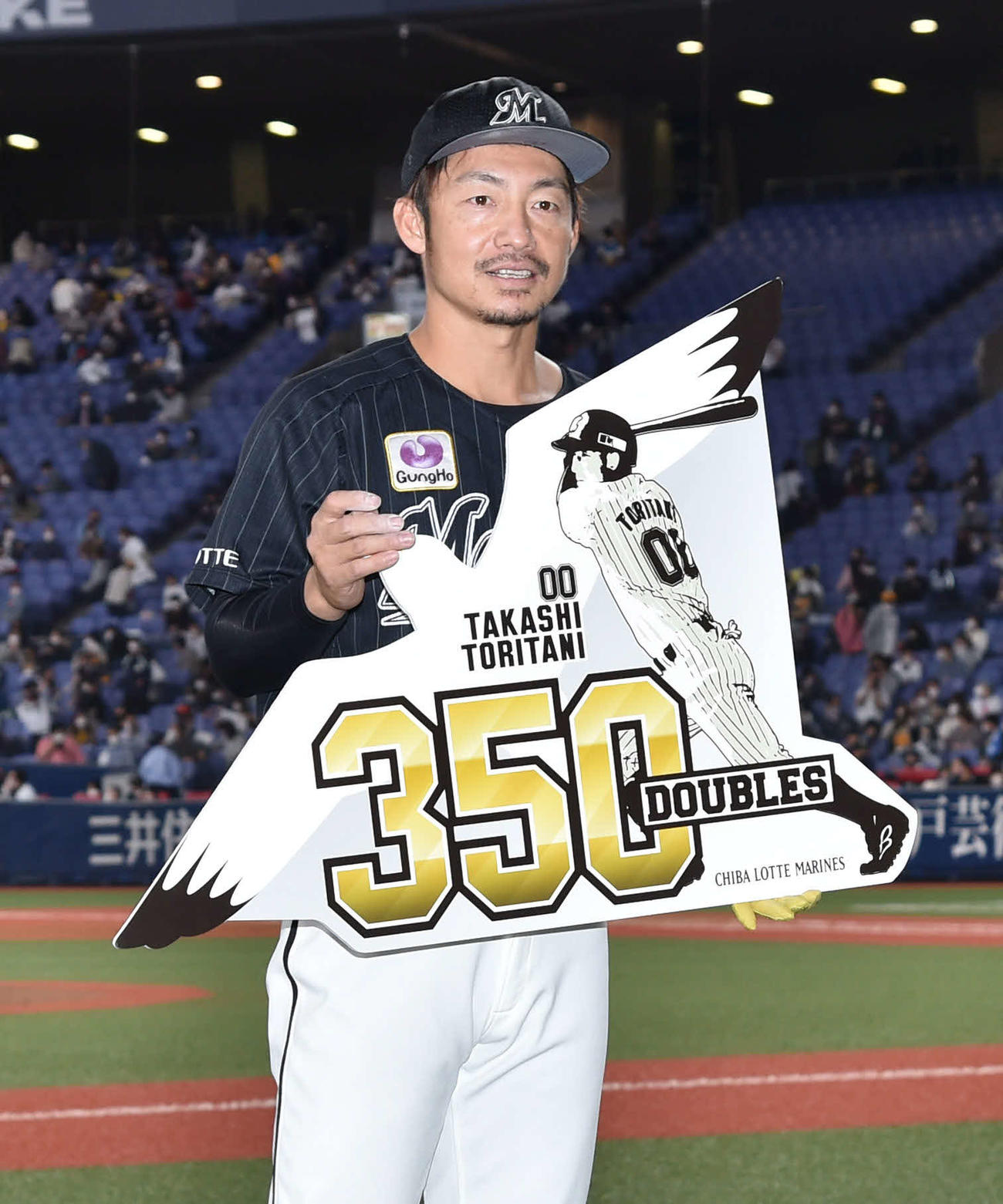 20年10月　オリックス対ロッテ　試合後、通算350二塁打記念ボードを手にする鳥谷（撮影・岩下翔太）