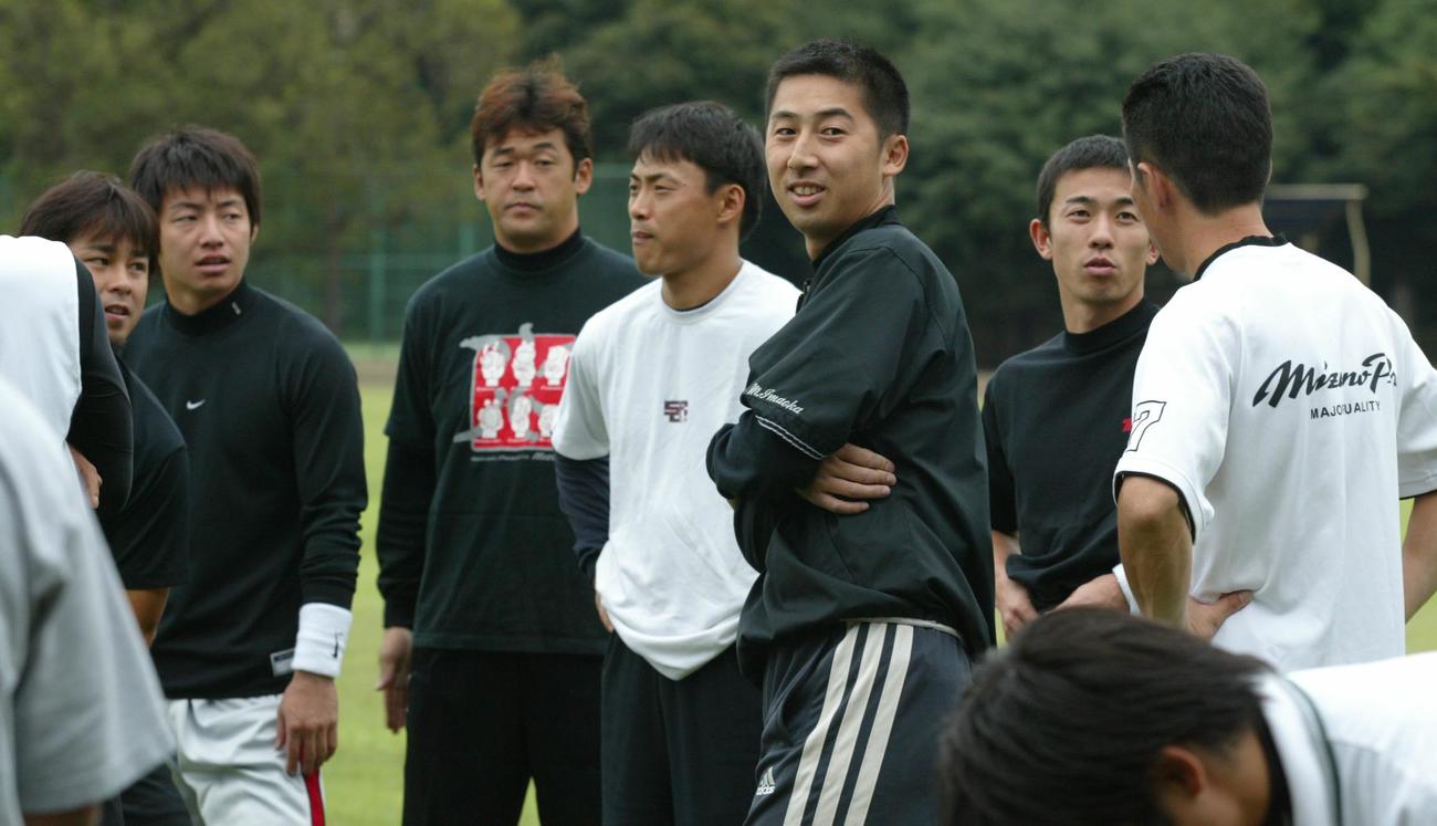 04年9月　ストライキ決行　鳥谷敬（左から2人目）ら全選手を前に説明を行う今岡誠選手会長