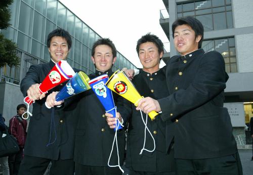 03年11月　そろってプロ野球への道を決めた早大の（左から）比嘉寿光（広島3巡目）、由田慎太郎（オリックス8巡目指名）、青木宣親（ヤクルト4巡目）、鳥谷敬（阪神自由獲得枠）