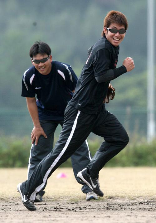 08年　当時パドレス・井口資仁（奥）との合同自主トレを行い笑顔の鳥谷敬