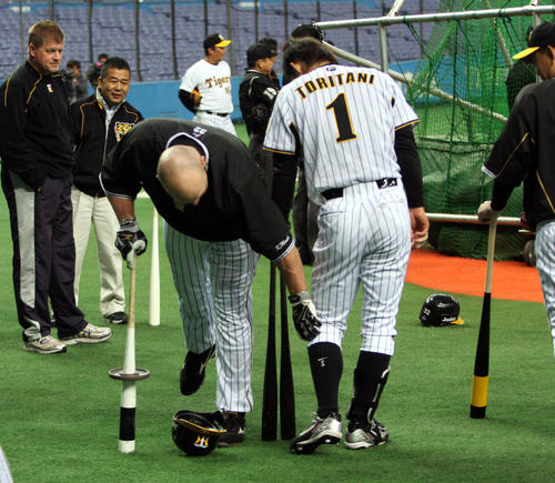 09年4月　ソックスを上まで上げたスタイルで最終練習に臨んだ鳥谷敬は、ケビン・メンチ（左）のチェックを受ける