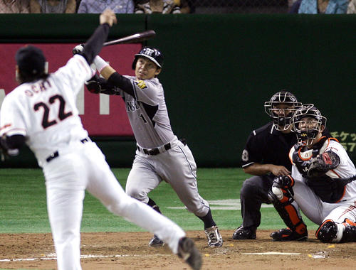 09年7月　9回表阪神1死一塁、逆転の2点本塁打を放つ鳥谷敬。投手越智大祐