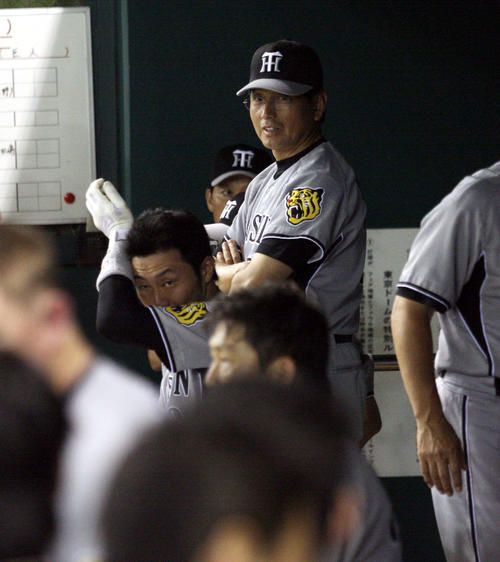 09年7月　負けを覚悟していた（？）真弓明信監督は、鳥谷敬、林威助、葛城育郎のイニング3発で一挙5点の大逆転に驚きの笑顔