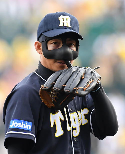 17年5月　フェースガードを付けて試合に出場する鳥谷