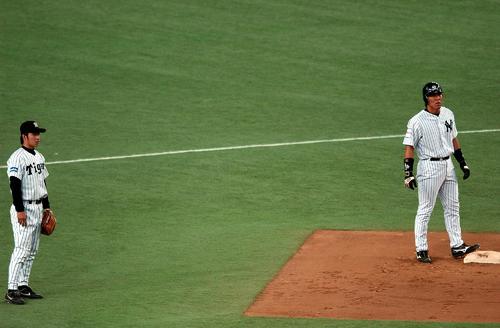 04年3月、阪神対ヤンキース　1回表ヤンキース1死一、二塁、塁上に松井秀喜（右）と鳥谷敬
