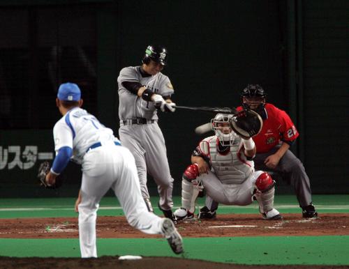 05年7月　オールスター第1戦全パ対全セ　鳥谷敬は右前打を放つ。手前は松坂大輔
