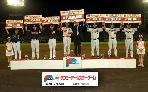 2005年オールスター第2戦　新人賞の鳥谷敬（右端）