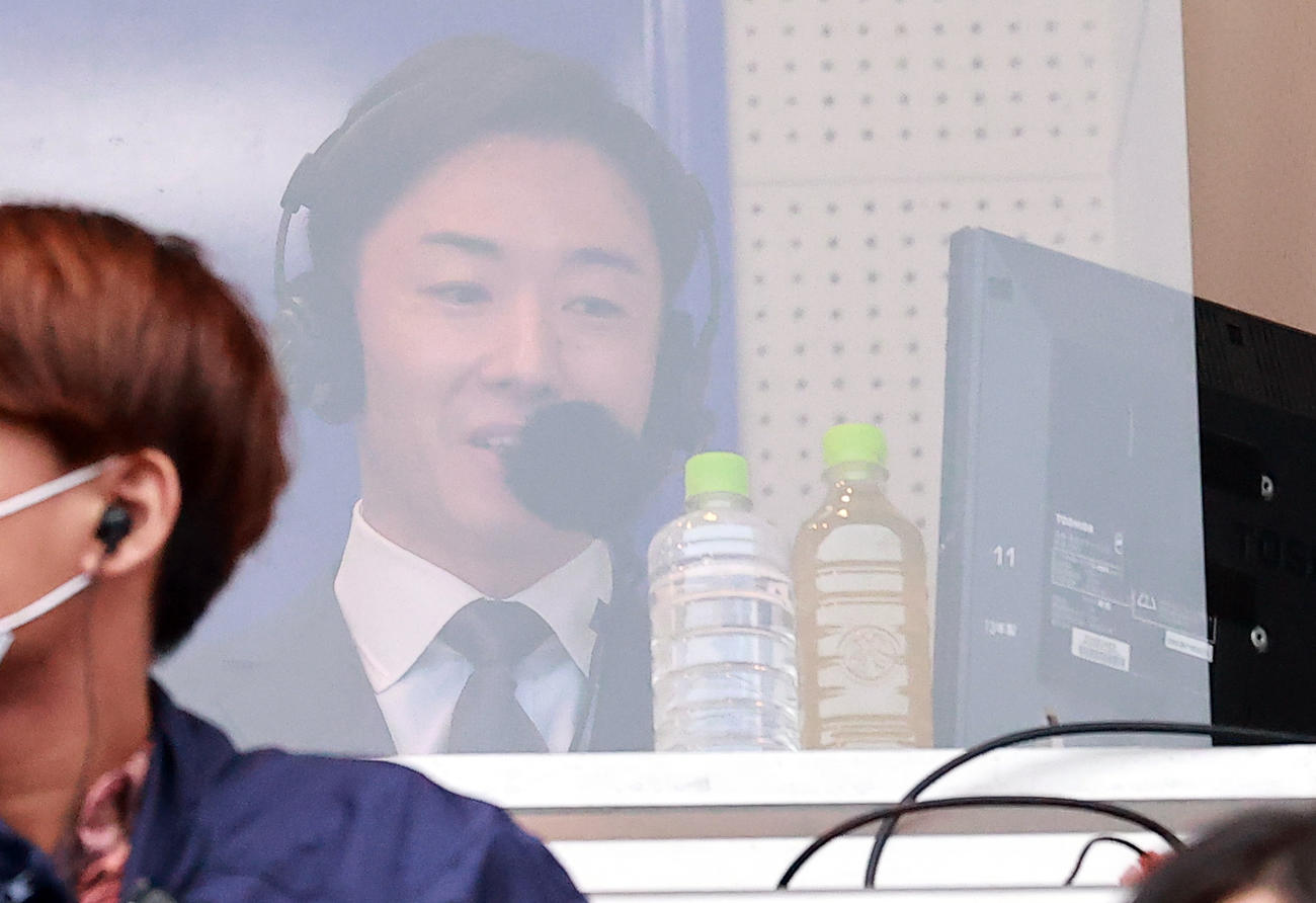 慶大対早大　NHKにゲスト出演する日本ハム斎藤（撮影・野上伸悟）