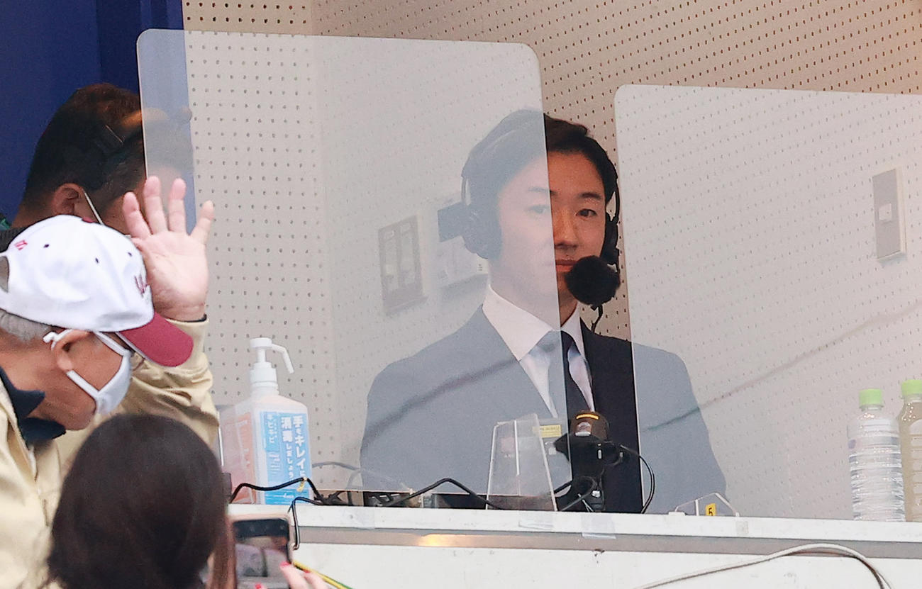 慶大対早大　NHKにゲスト出演する日本ハム斎藤（撮影・野上伸悟）