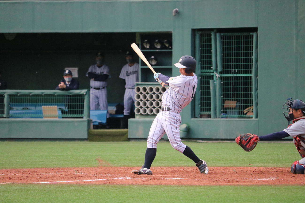 佛教大3回裏1死満塁、森本翔大内野手（主将、4年＝天理）が右前適時打を放つ（撮影・林亮佑）