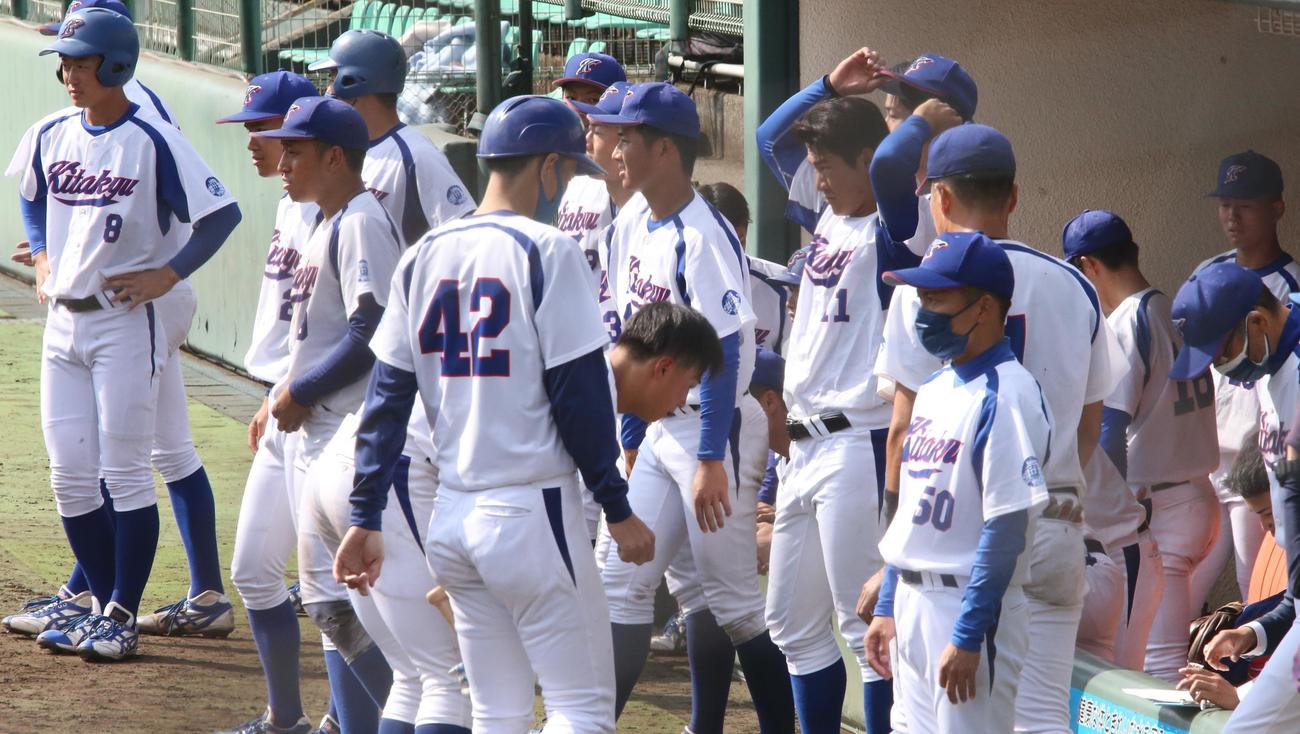 北九大対九産大　完敗して肩を落とす北九大ナイン（撮影・菊川光一）