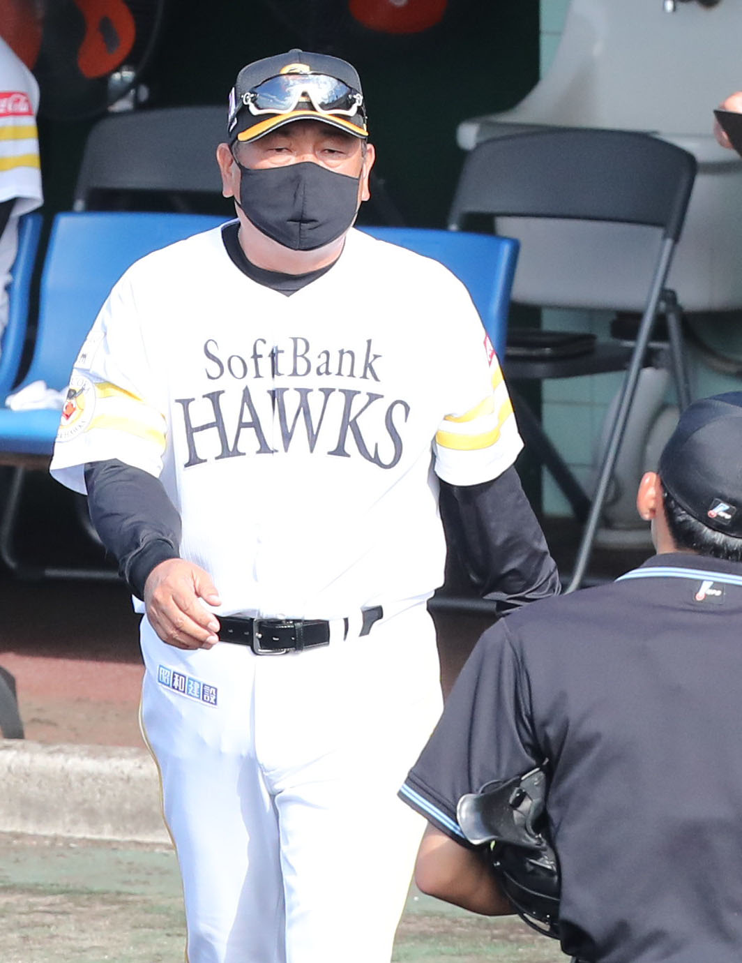 ソフトバンク対西武　審判に選手交代を告げる藤本博史監督（撮影・梅根麻紀）