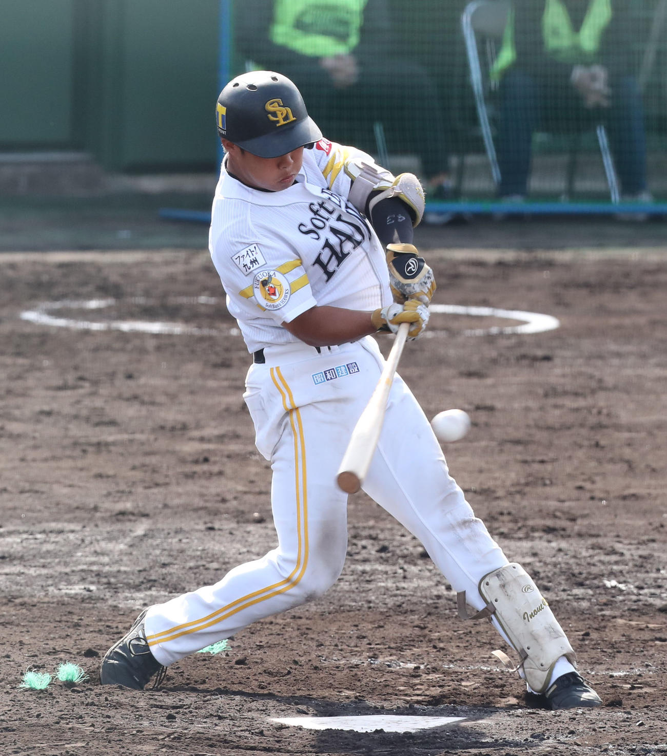 ソフトバンク対西武　3回裏ソフトバンク無死、井上朋也は右中間二塁打を放つ（撮影・梅根麻紀）