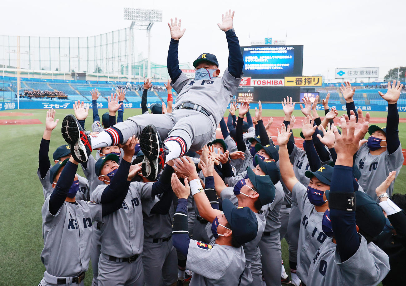 慶大対早大　優勝し胴上げされる慶大・堀井監督（撮影・野上伸悟）
