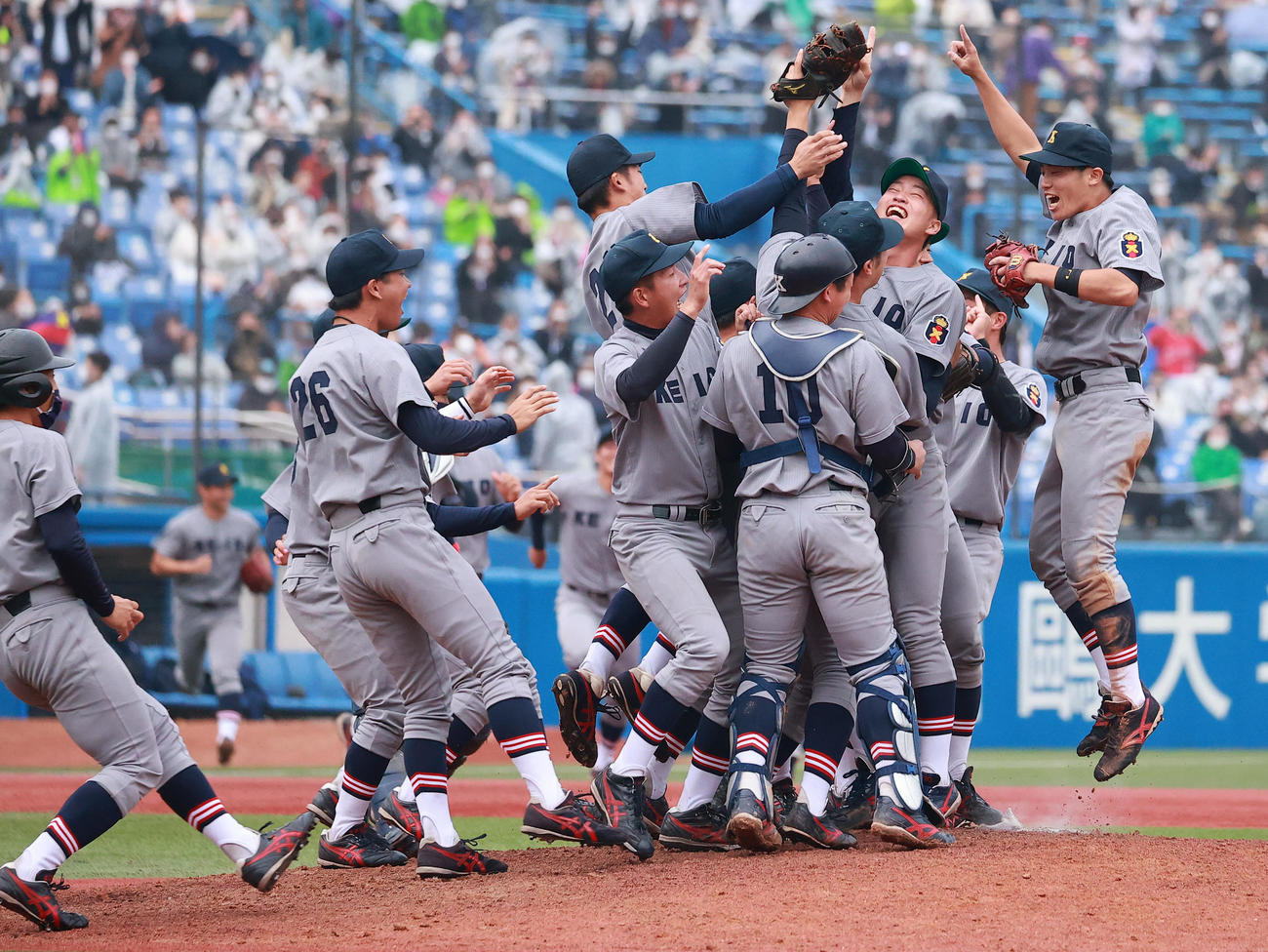 慶大対早大　優勝し喜ぶ慶大の選手たち（撮影・野上伸悟）