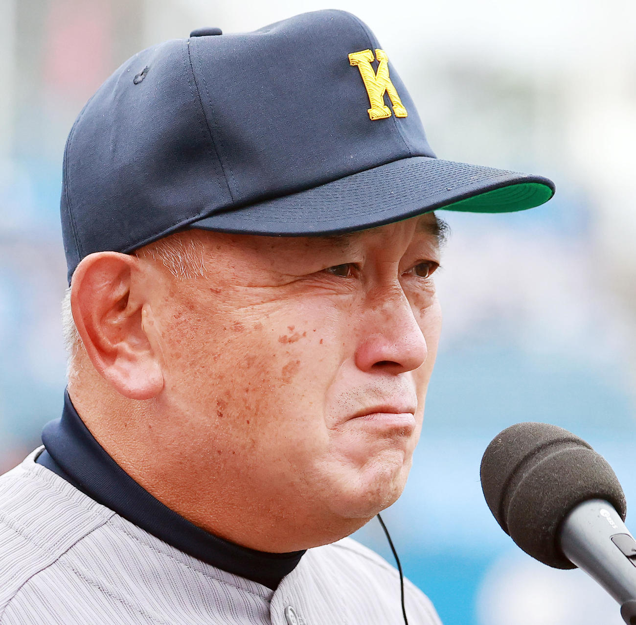 慶大対早大　優勝監督インタビューで感極まる慶大・堀井監督（撮影・野上伸悟）