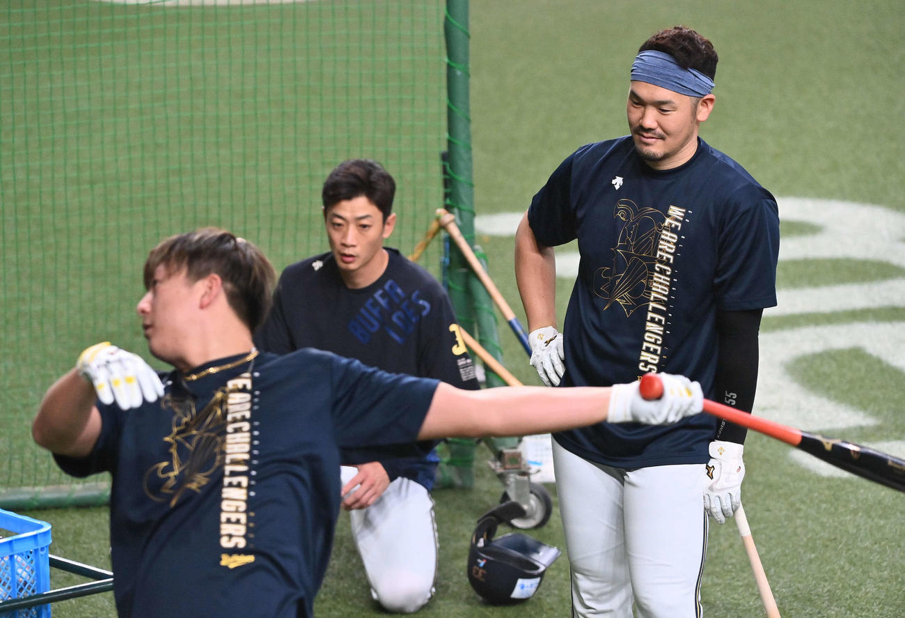 28日、杉本（左）の打撃練習を見守るT－岡田（右）