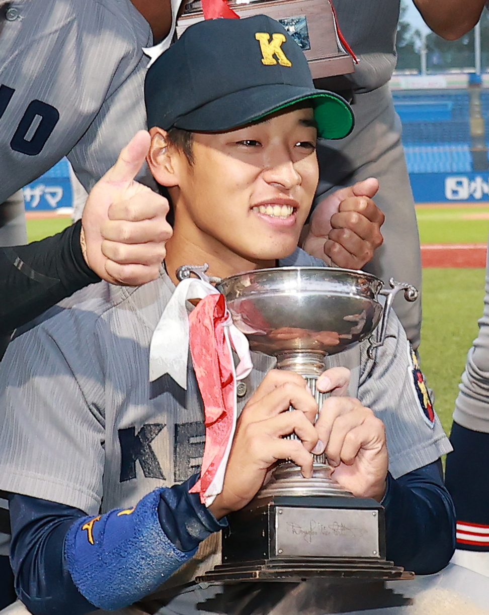 慶大対早大　優勝杯を手に笑顔を見せる慶大・渡部遼（撮影・野上伸悟）