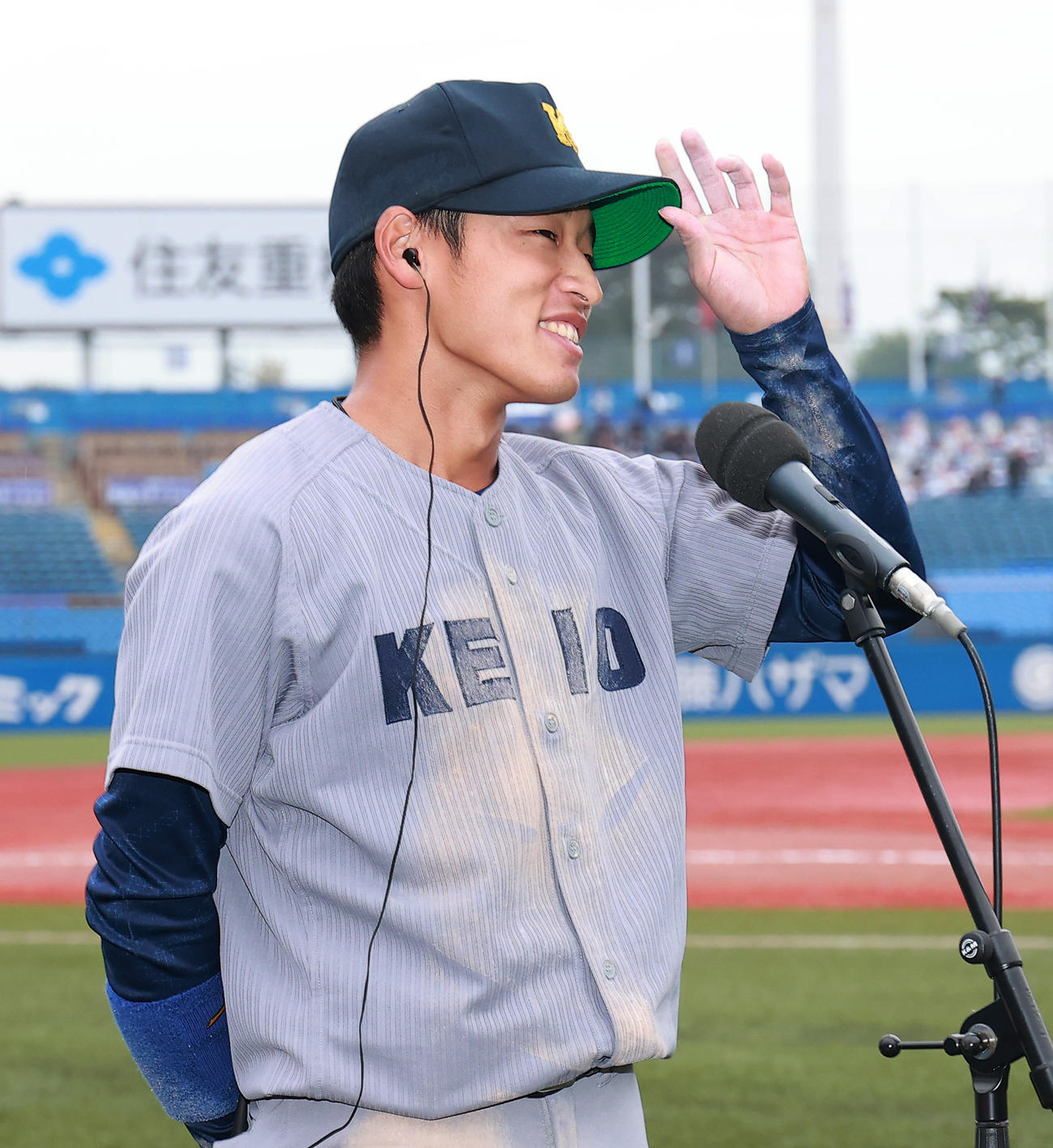 慶大対早大　ヒーローインタビューで笑顔を見せる慶大・渡部遼（撮影・野上伸悟）